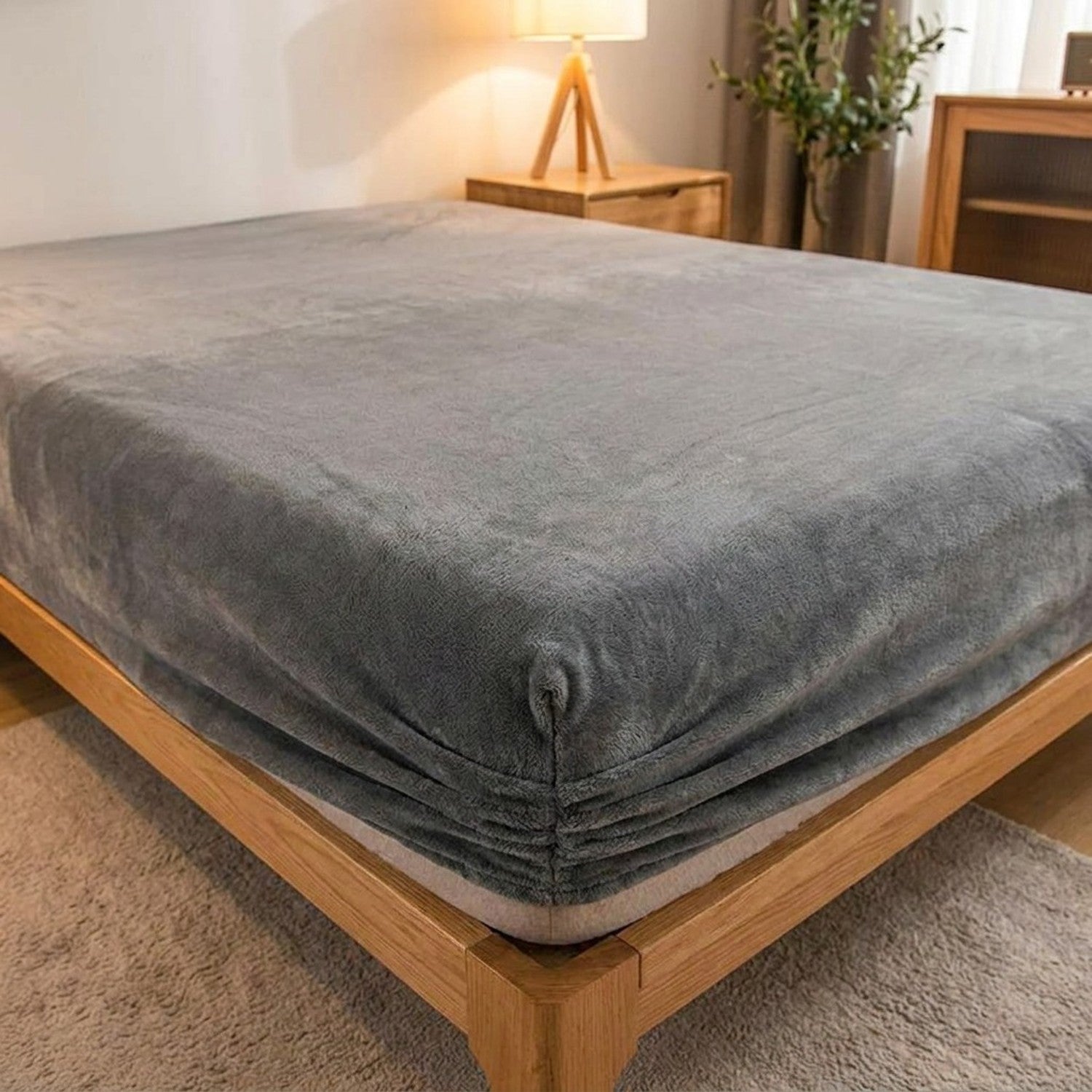 Drap-housse en molleton de corail gris ajusté sur un matelas