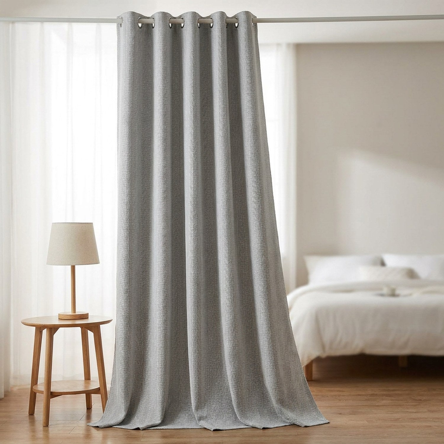 Rideau chenille gris à chevrons suspendu dans une chambre moderne