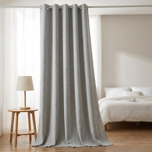 Rideau chenille gris à chevrons suspendu dans une chambre moderne