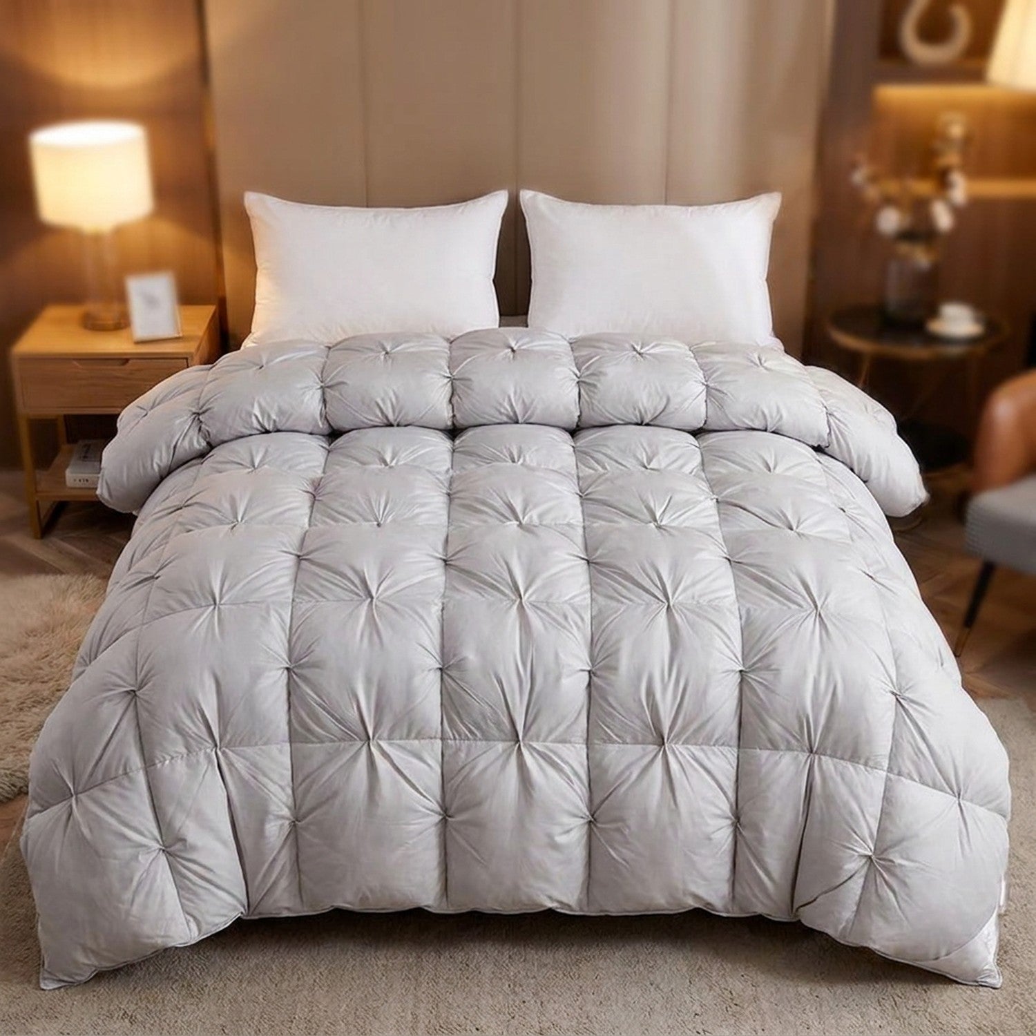 Couette en duvet matelassée gris clair posée sur un lit
