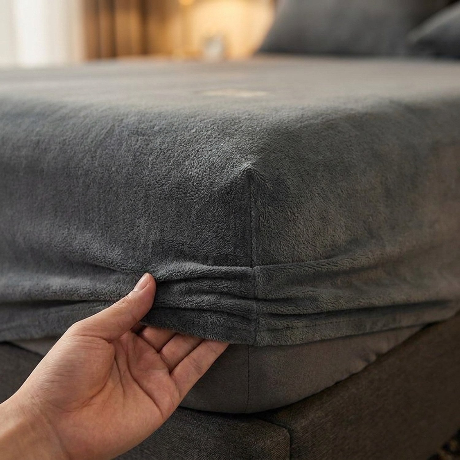 Drap-housse flanelle couleur gris foncé, gros plan sur le coin élastiqué