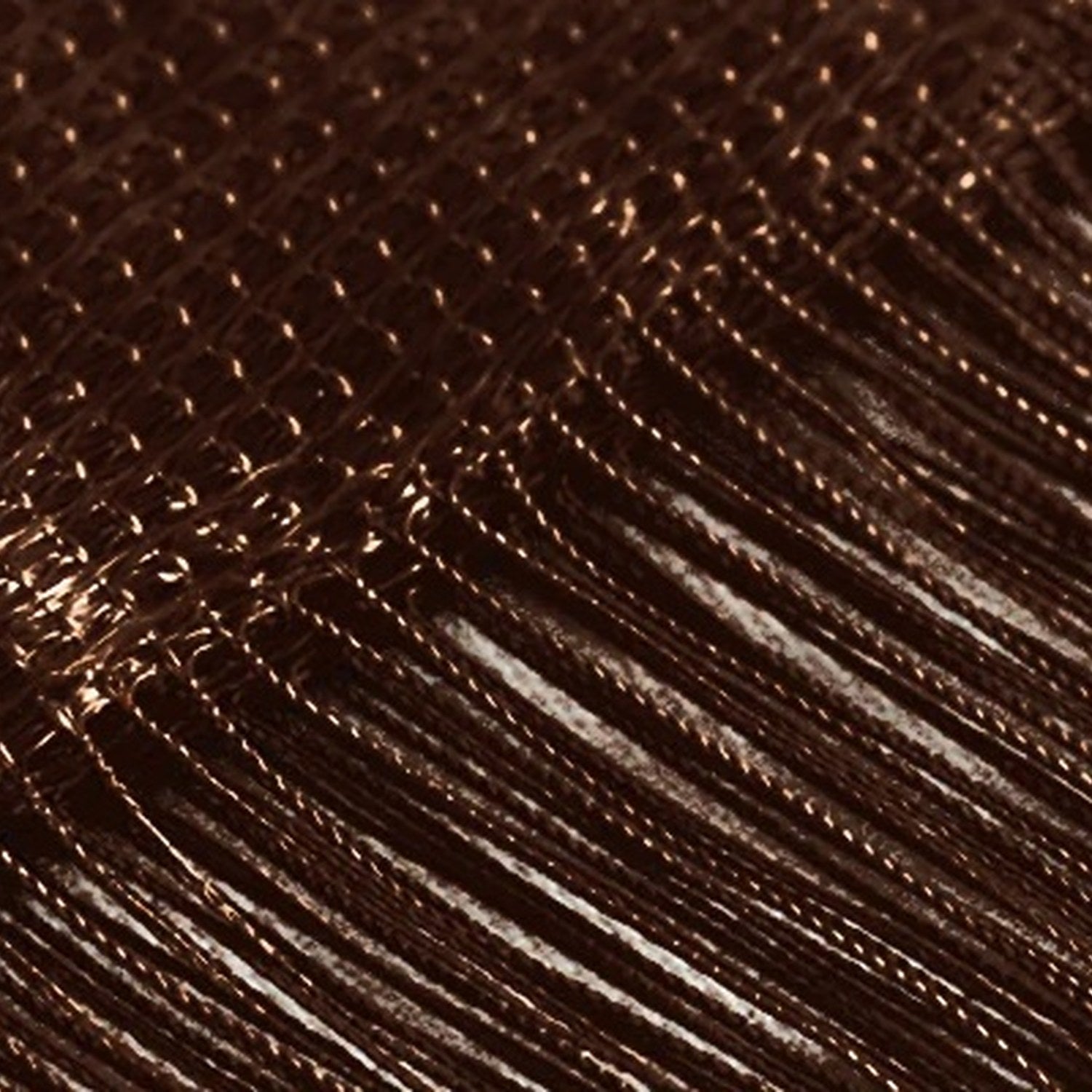 Rideau de fils marron foncé gros plan sur les fils soyeux