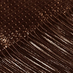 Rideau de fils marron foncé gros plan sur les fils soyeux