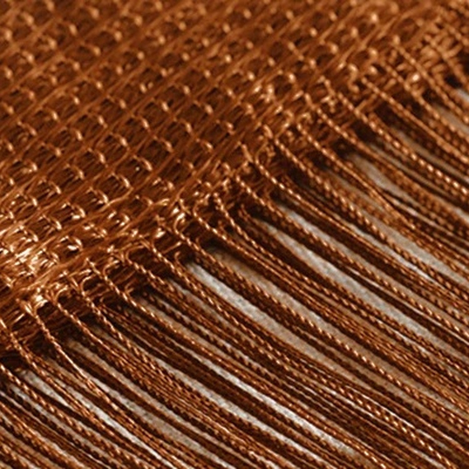 Rideau de fils marron gros plan sur les fils soyeux