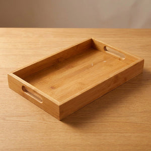 Plateau en bambou taille moyenne sur surface bois fond chaud