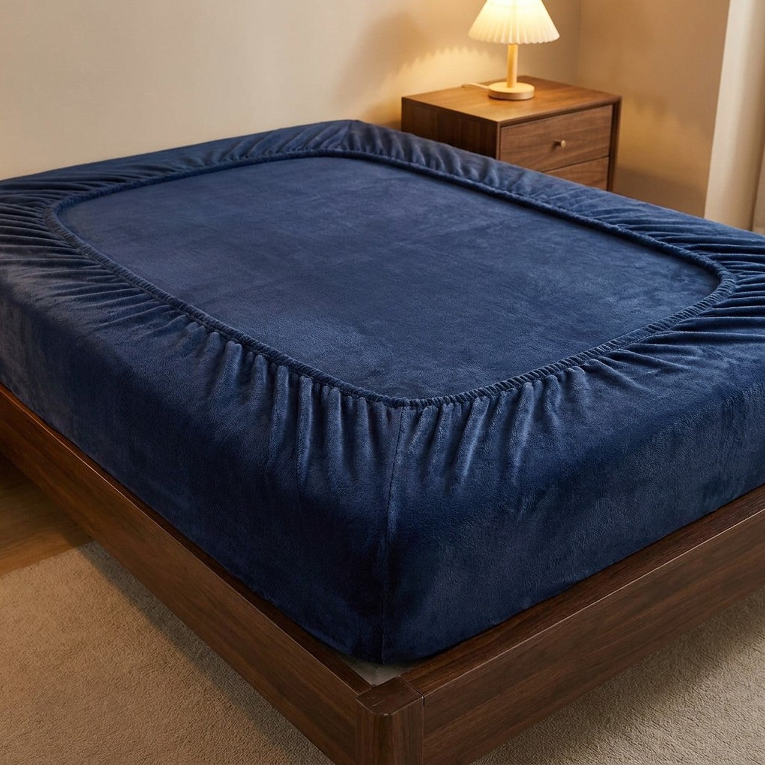 Drap-housse en molleton de corail bleu marine ajusté sur un matelas