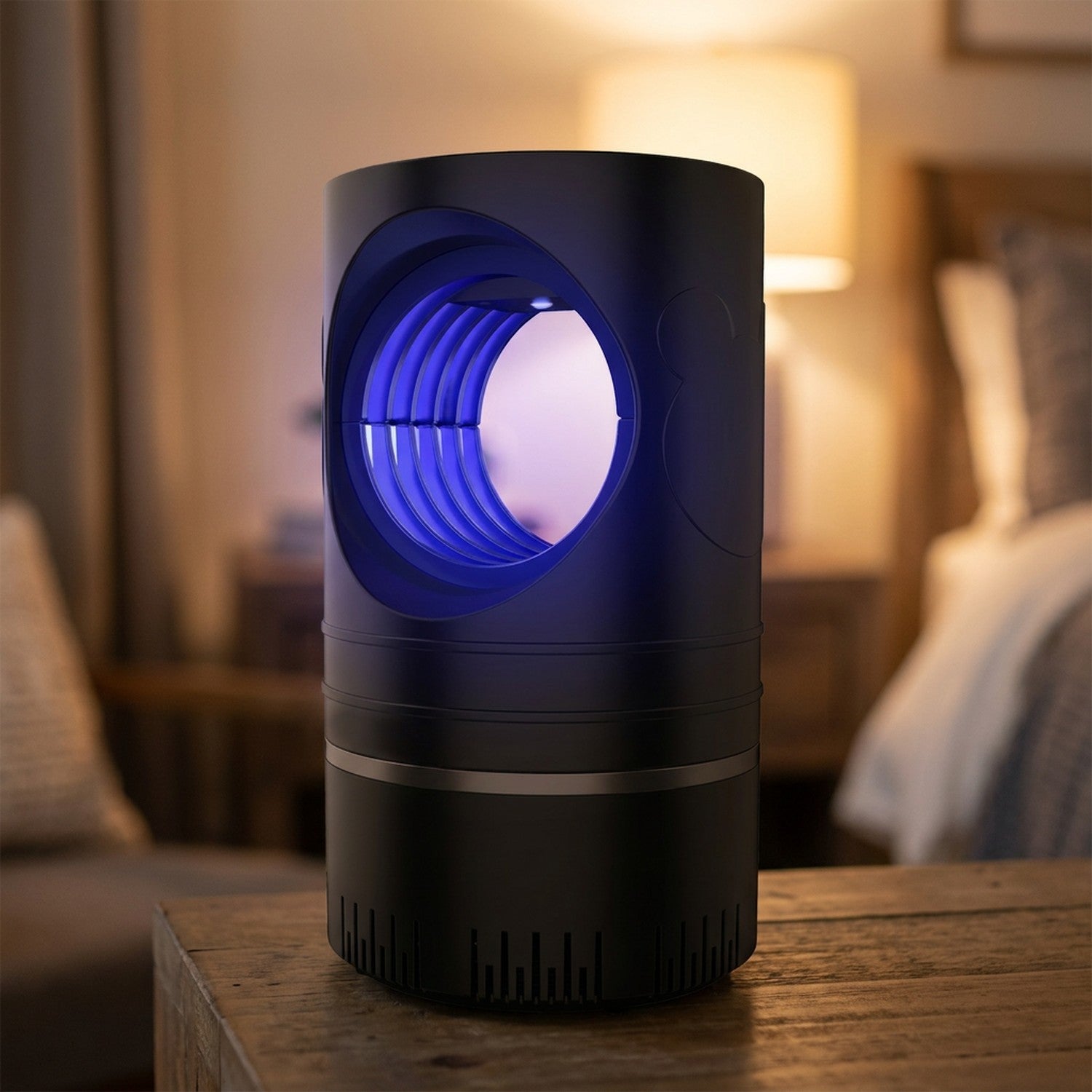 Diffuseur anti-moustique UV LED noir sur table de nuit, lumière violette