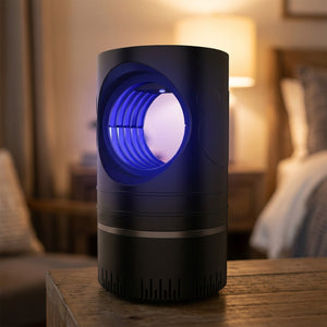 Diffuseur anti-moustique UV LED noir sur table de nuit, lumière violette