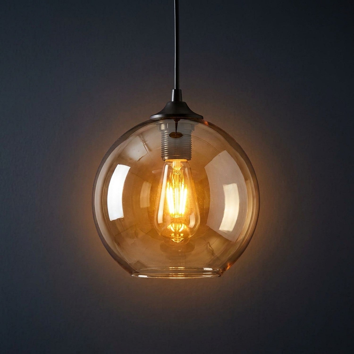 Suspension boule de verre ambré avec armature noire allumée