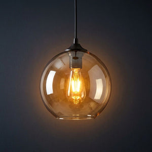 Suspension boule de verre ambré avec armature noire allumée