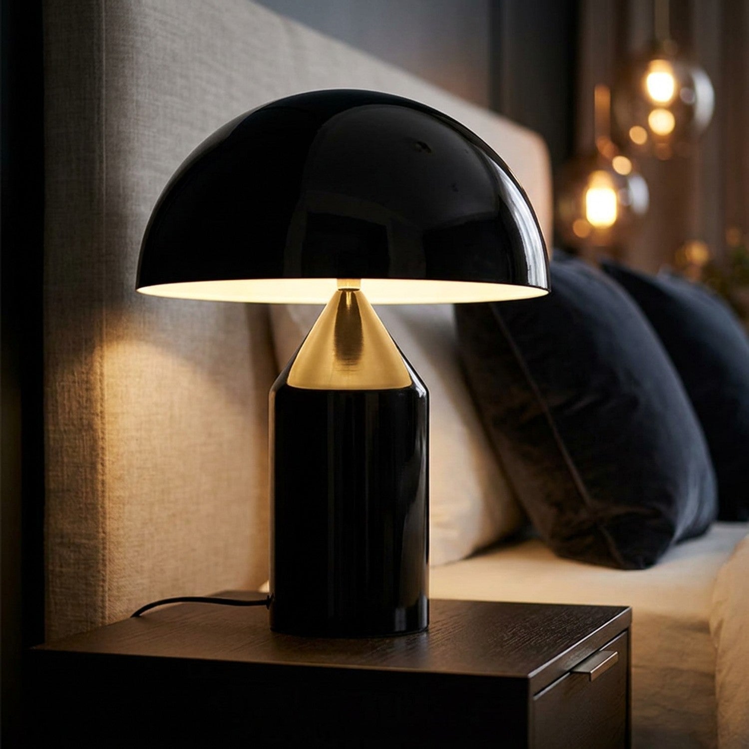 Lampe de table champignon Noir Grand H50cm allumée sur table de chevet dans chambre cosy