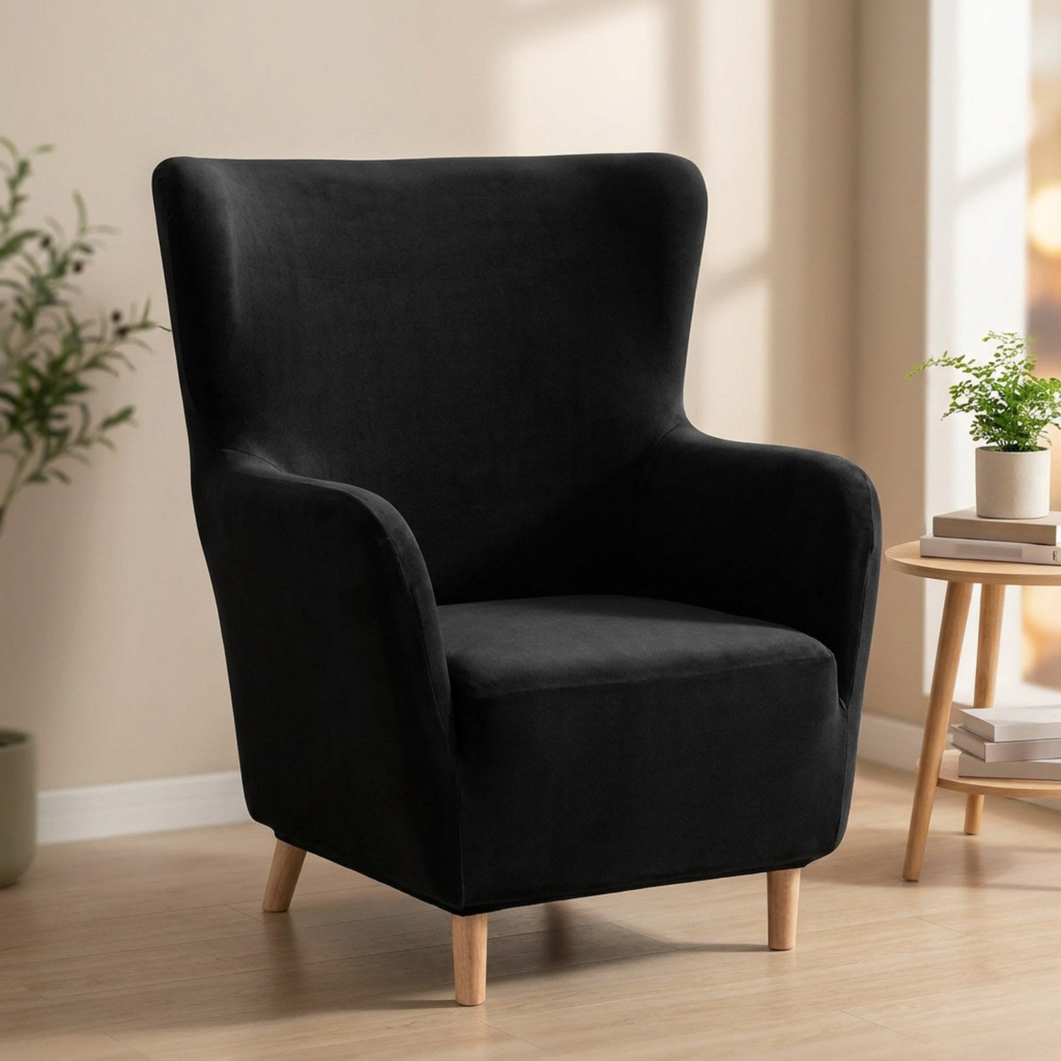 Housse de fauteuil à oreilles en velours noir sur un fauteuil une place