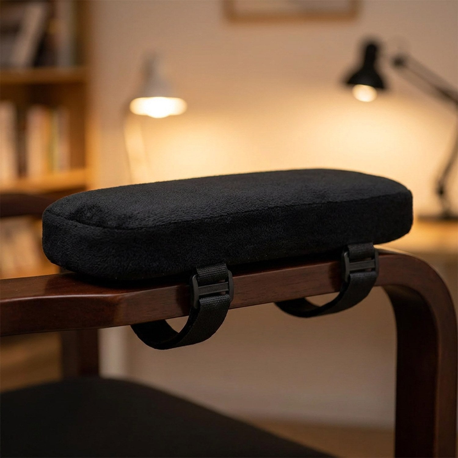 Coussinet d'accoudoir coloris noir avec ses sangles velcro