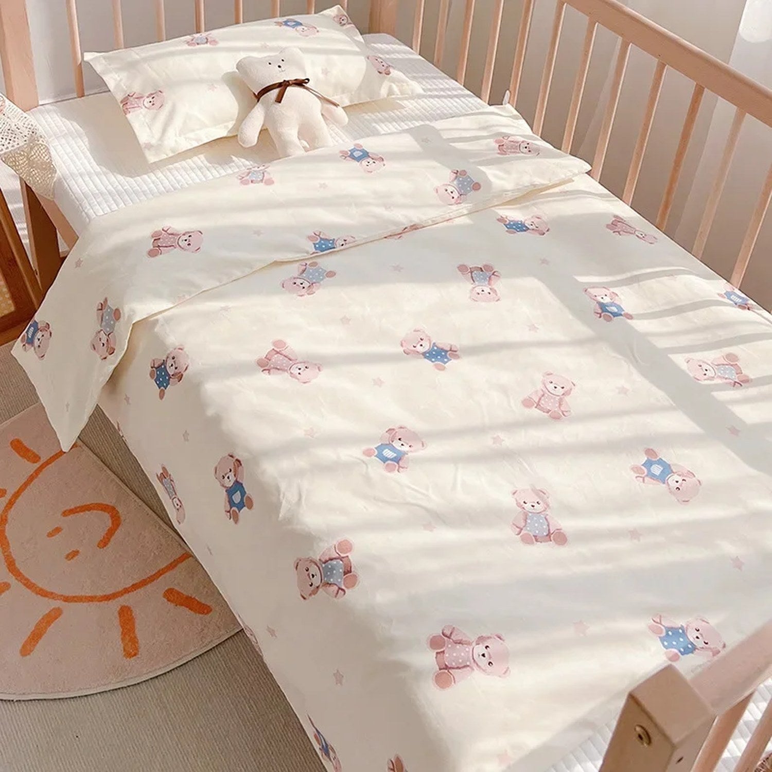 Parure de lit bébé motif oursons pastel en salopette