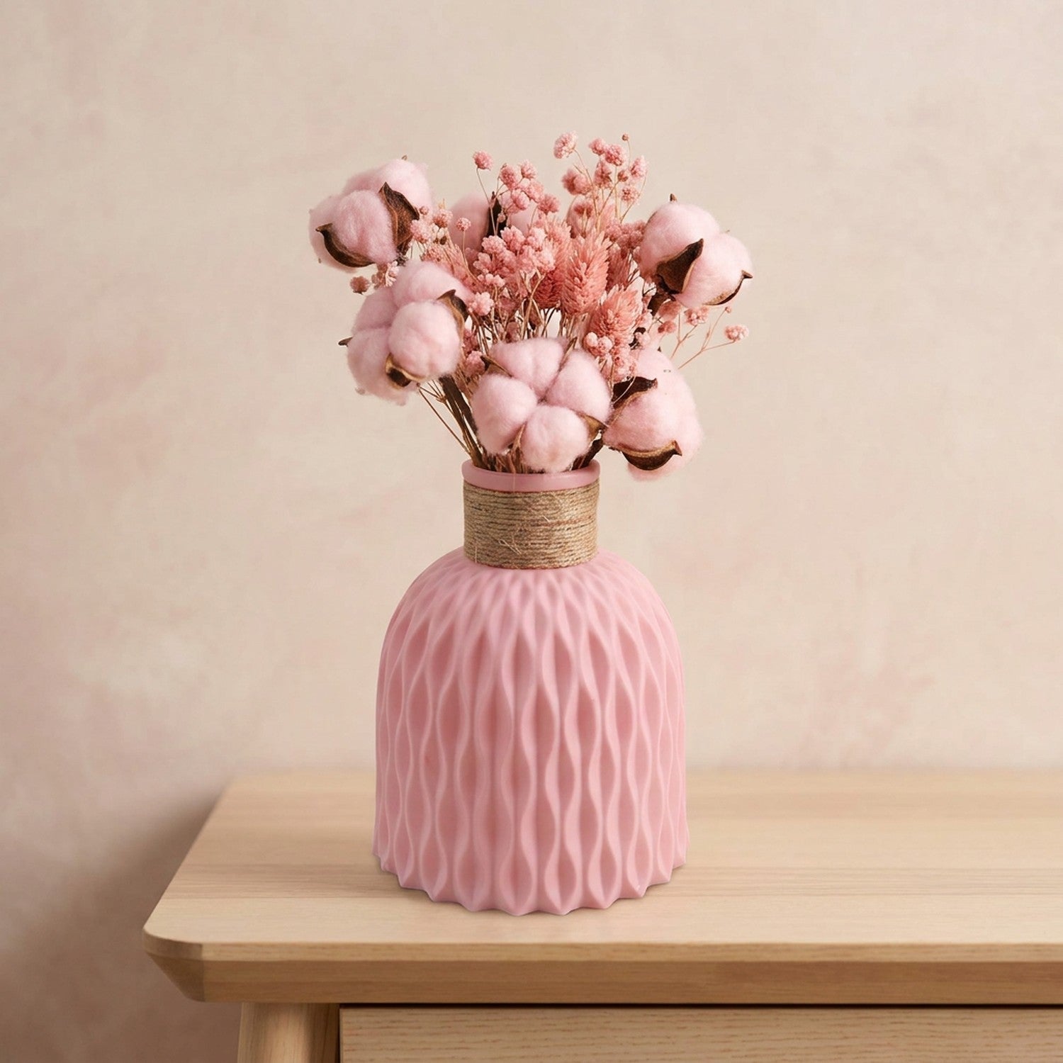 Vase décoratif rose pastel motif ondulé col chanvre avec fleurs de coton