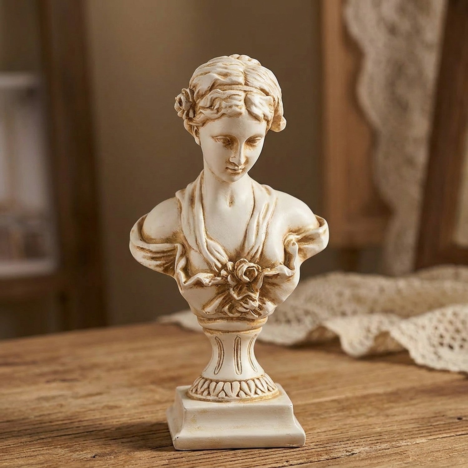 Buste de déesse classique en résine finition antique crème et dorée avec rose sculptée