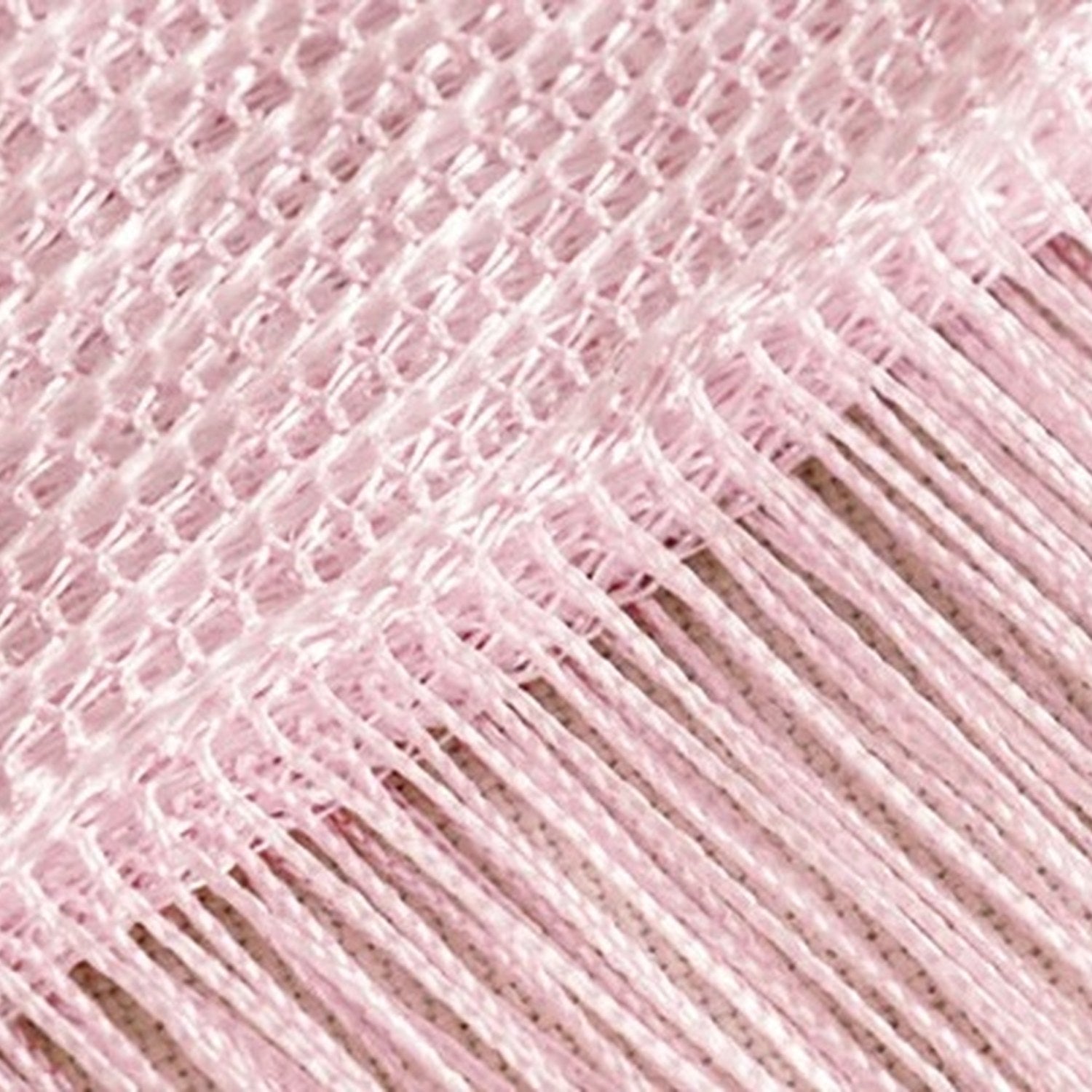 Rideau de fils rose clair gros plan sur les fils soyeux
