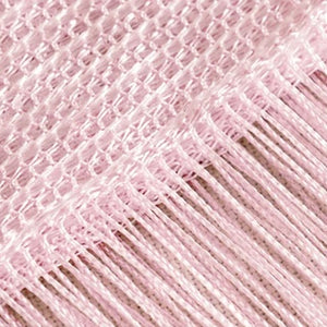 Rideau de fils rose clair gros plan sur les fils soyeux