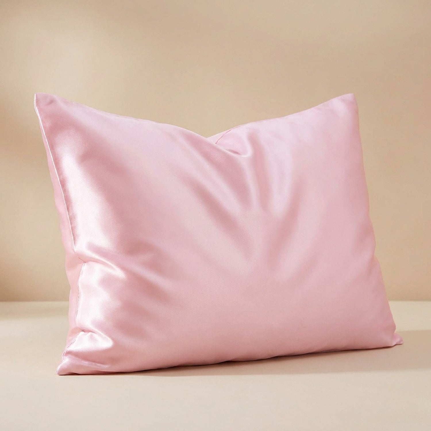 Taie d'oreiller en satin rose gros plan avec reflets soyeux