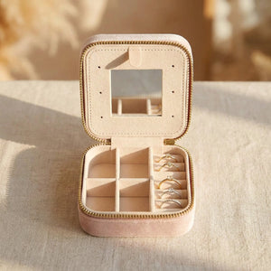 Boîte à bijoux velours rose pale ouverte avec miroir carré et compartiments beige