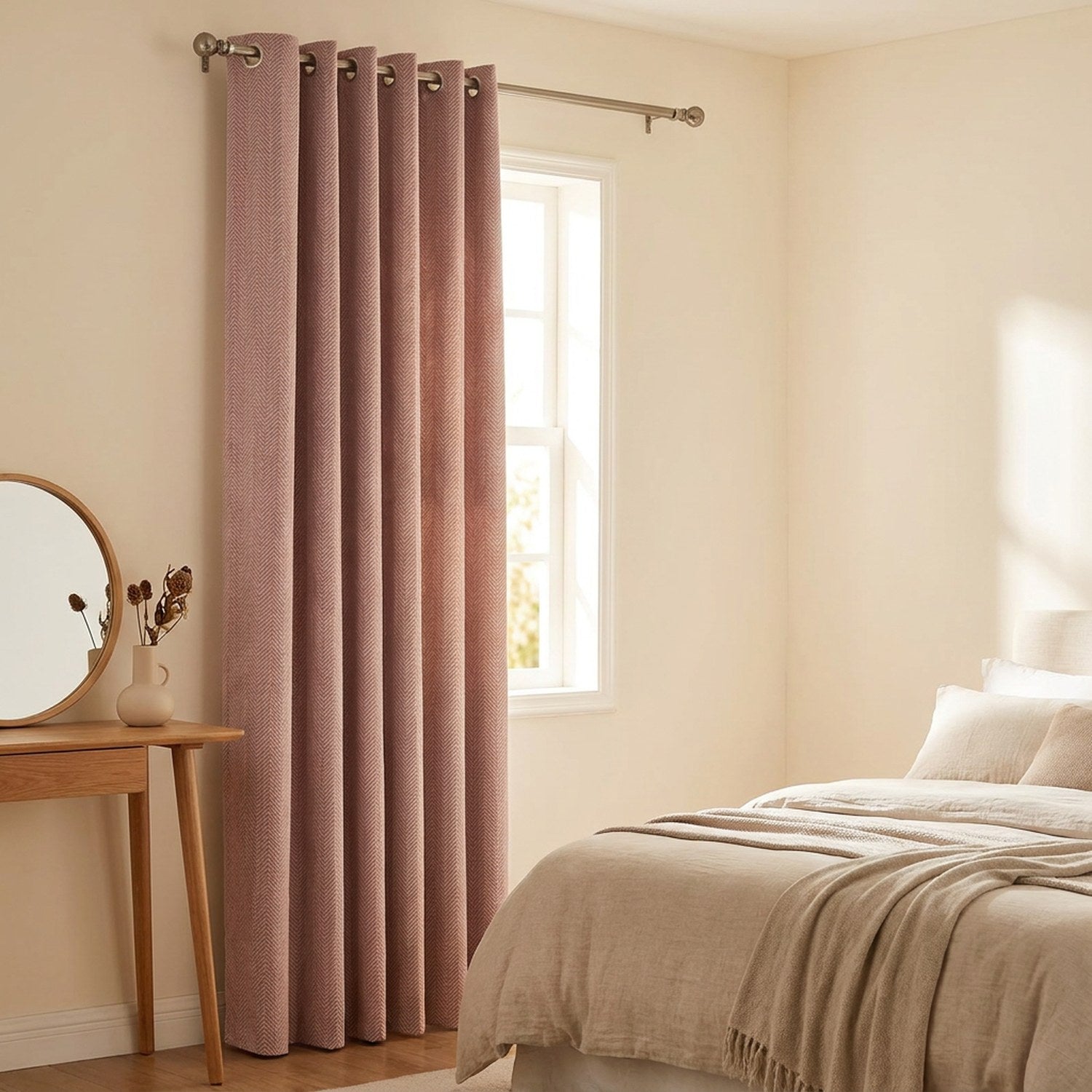 Rideau chenille rose poudré à chevrons dans une chambre cosy