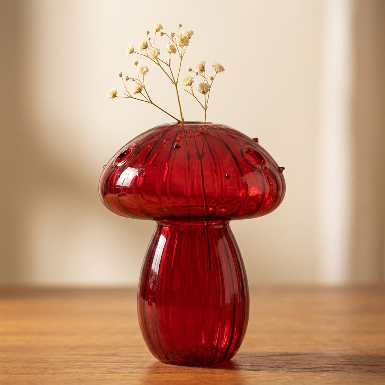 Vase champignon en verre rouge foncé avec fleurs séchées