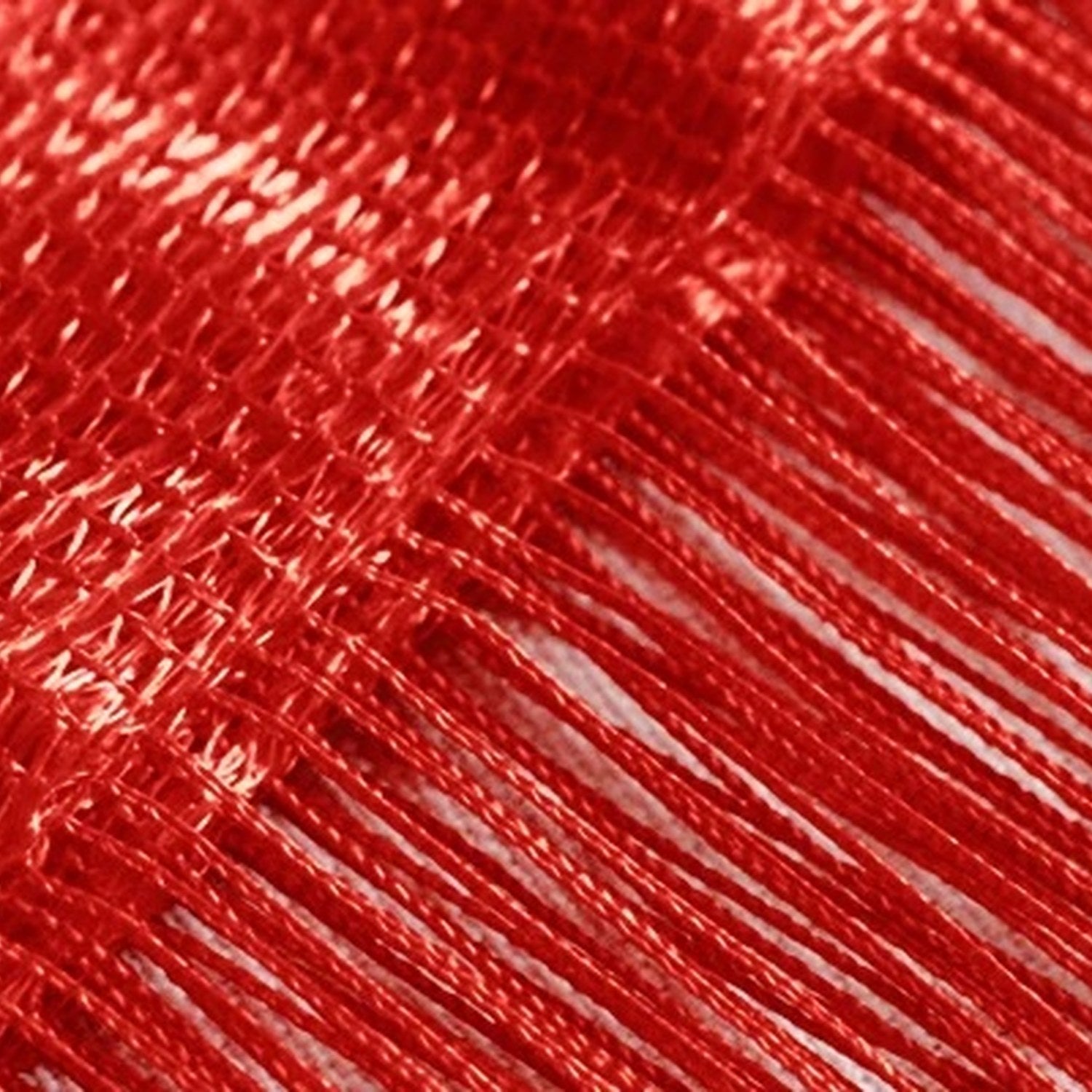 Rideau de fils rouge gros plan sur les fils soyeux