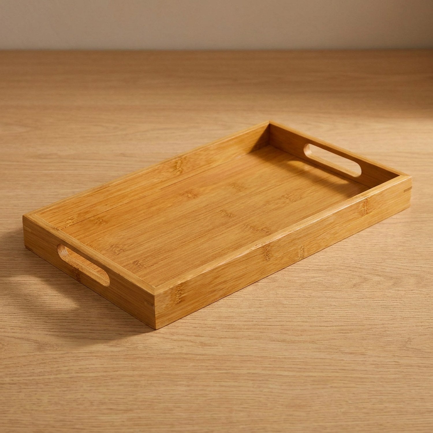 Plateau en bambou 20x15cm sur surface bois fond chaud