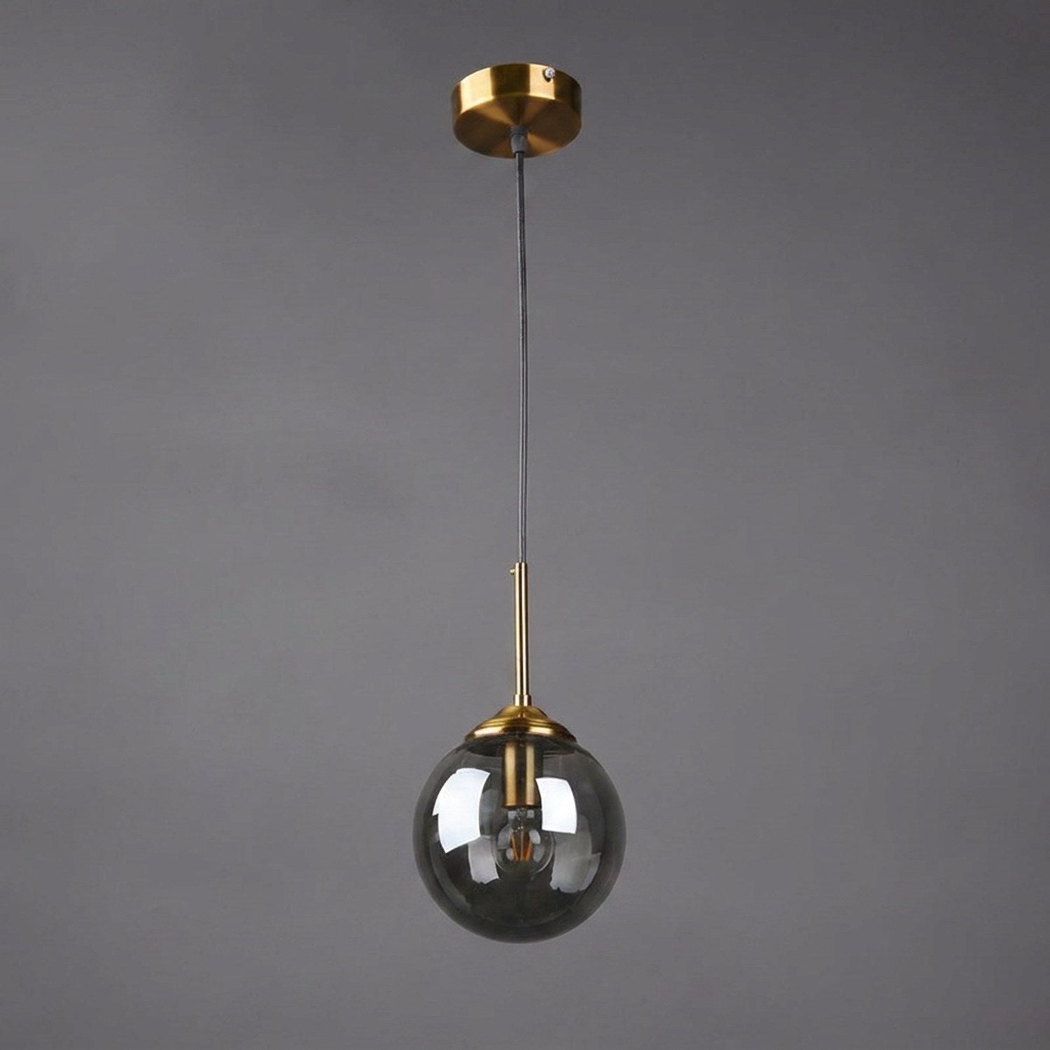 Suspension globe en verre fume gris avec monture laiton dore