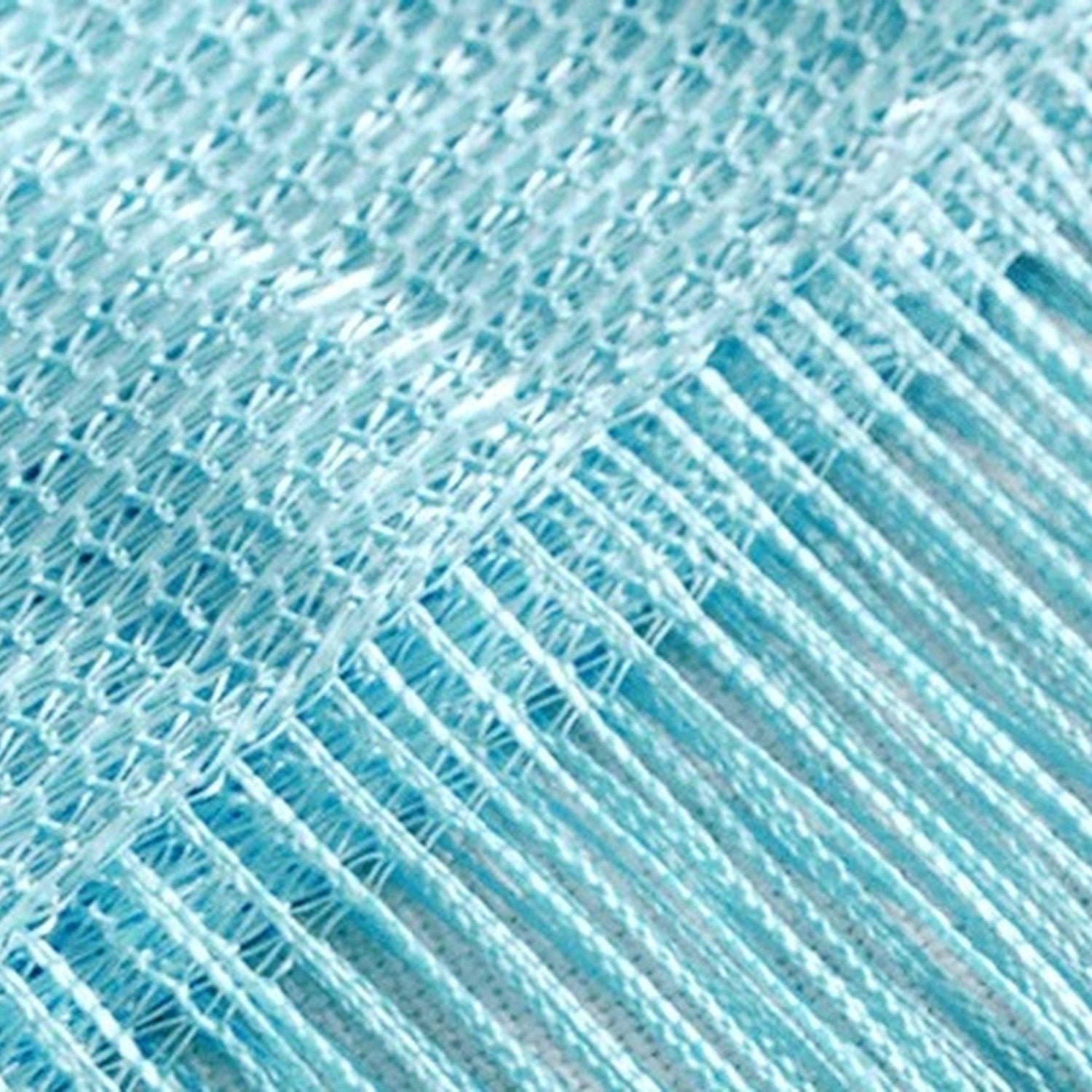 Rideau de fils turquoise gros plan sur les fils soyeux