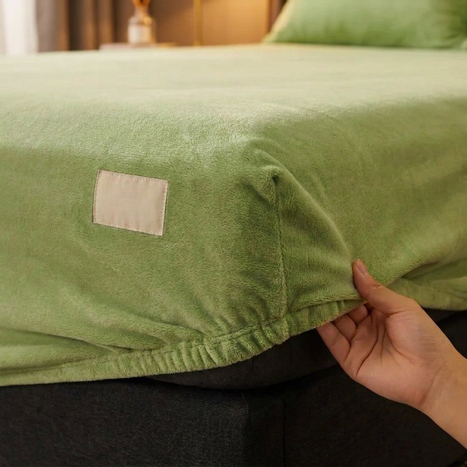 Drap-housse flanelle couleur vert, gros plan sur le coin élastiqué