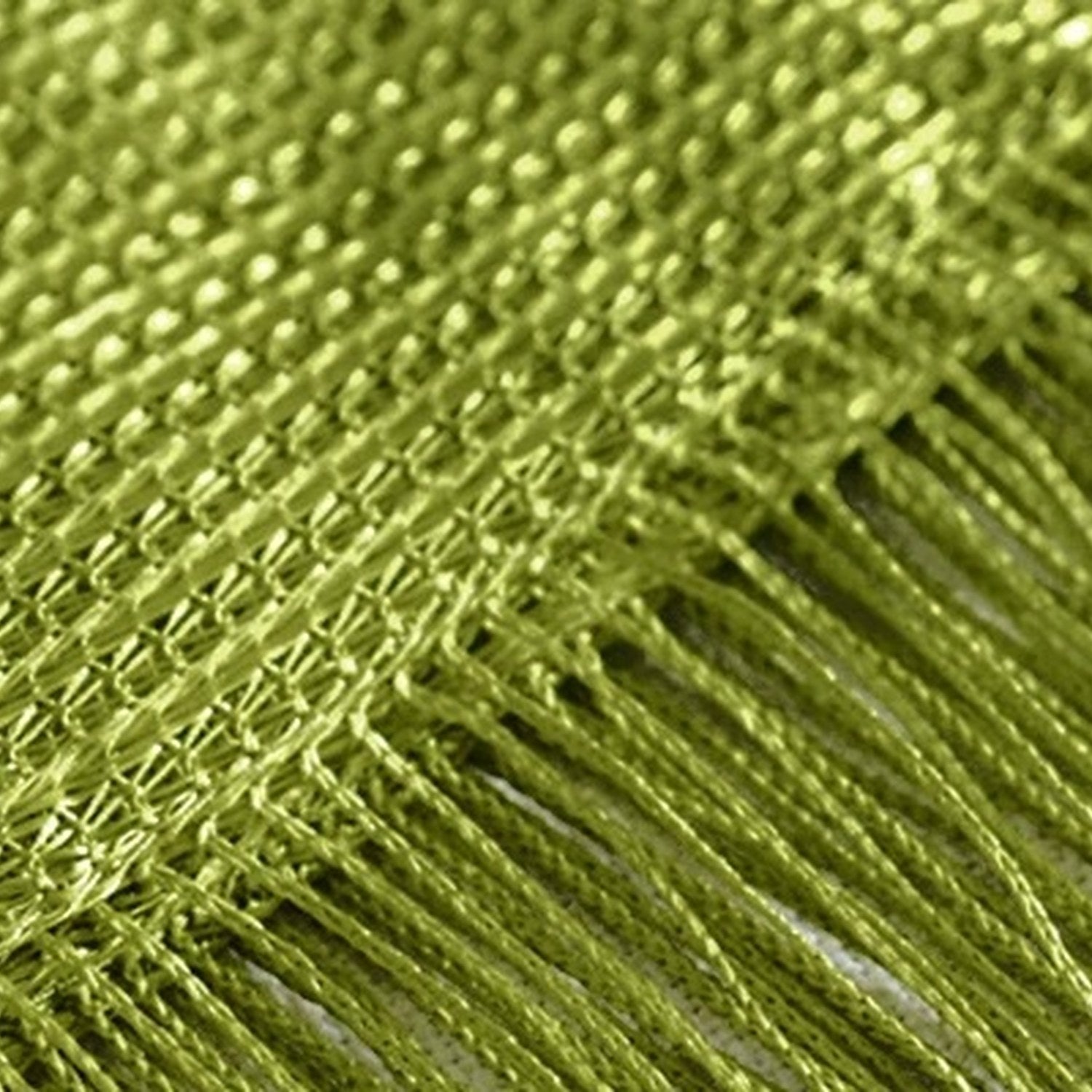 Rideau de fils vert olive gros plan sur les fils soyeux