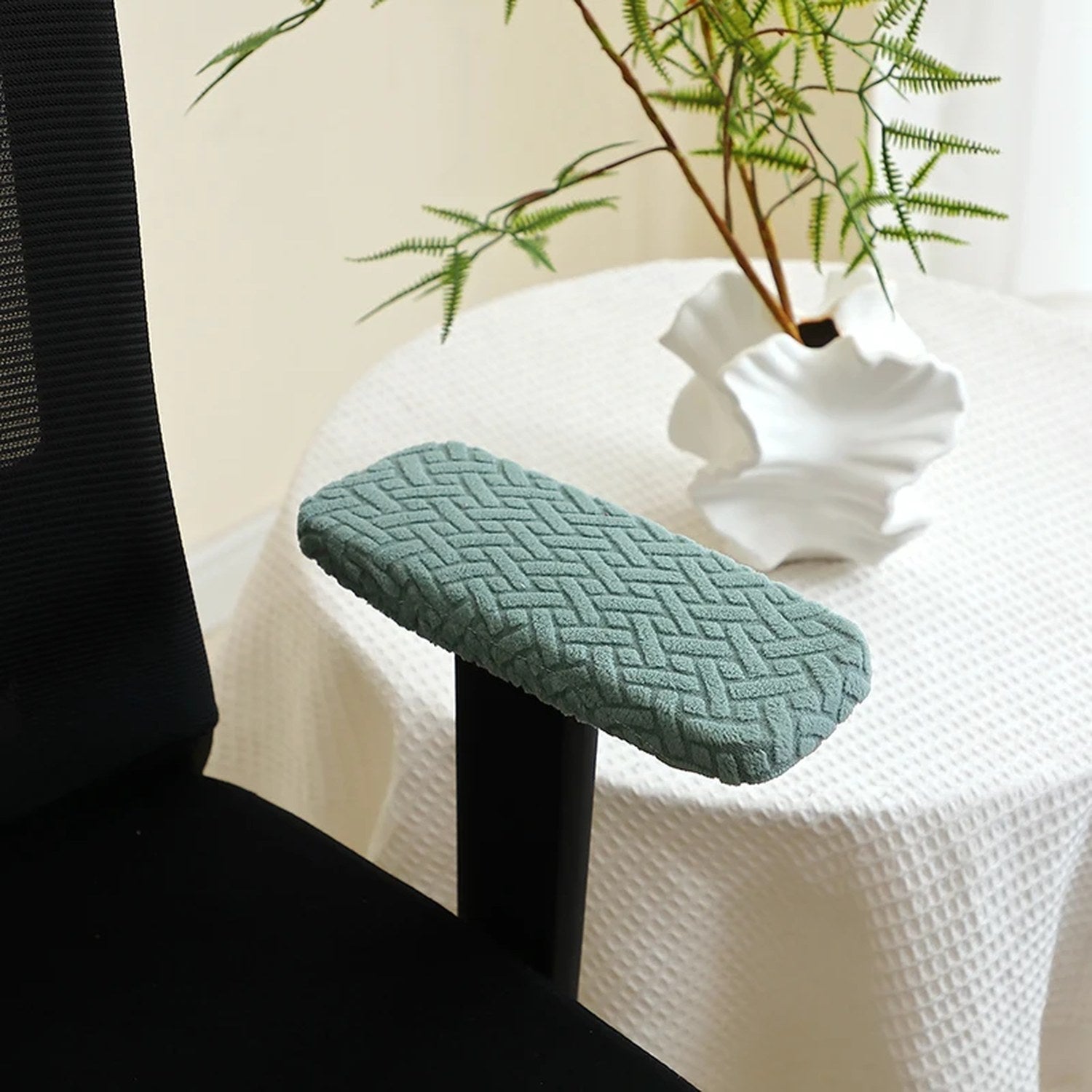 Housse d'accoudoir jacquard vert sur chaise de bureau
