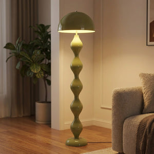 Lampadaire champignon vert olive allumé dans un intérieur cosy