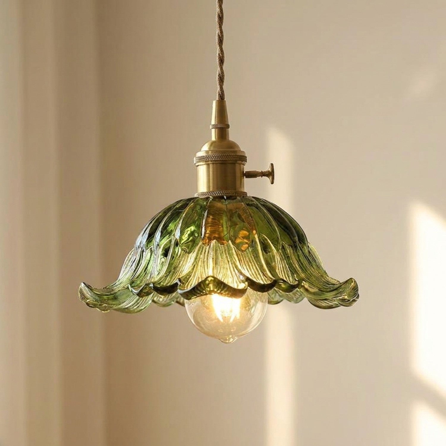 Suspension florale en verre vert botanique avec monture laiton dorée