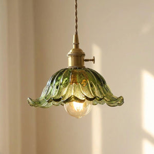 Suspension florale en verre vert botanique avec monture laiton dorée