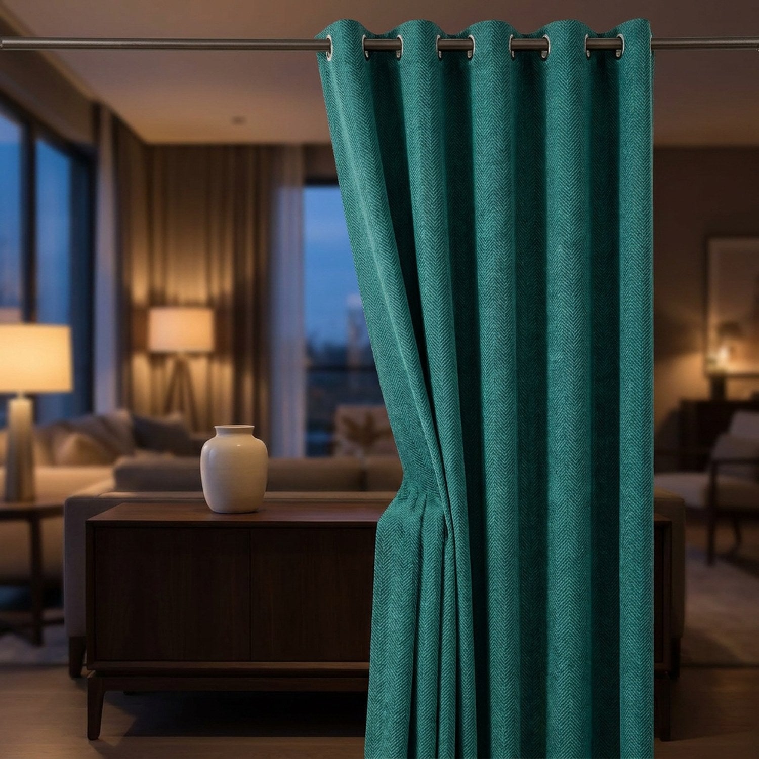 Rideau chenille vert foncé à chevrons dans un salon élégant en soirée
