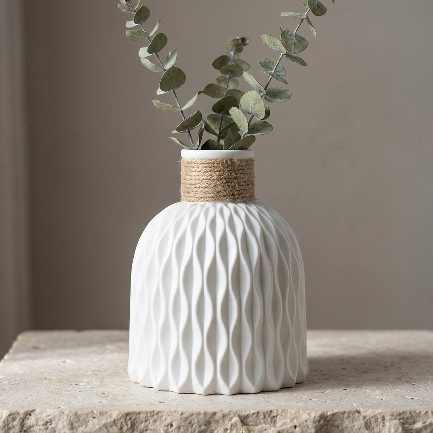 Vase décoratif blanc motif ondulé col chanvre avec eucalyptus