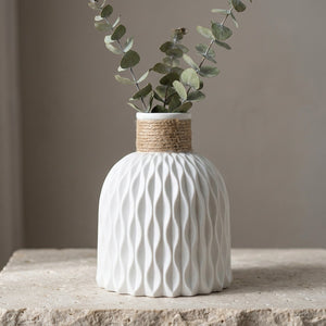 Vase décoratif blanc motif ondulé col chanvre avec eucalyptus