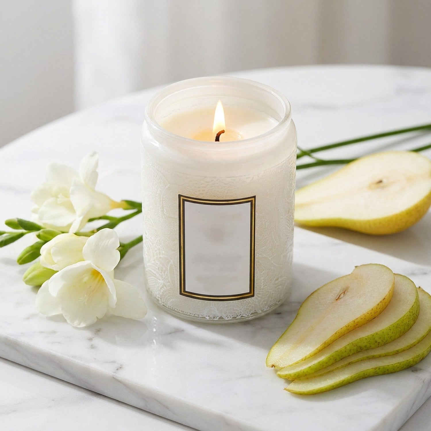 Bougie parfumée Poire Freesia en pot de verre blanc ivoire avec poire fraîche et freesia