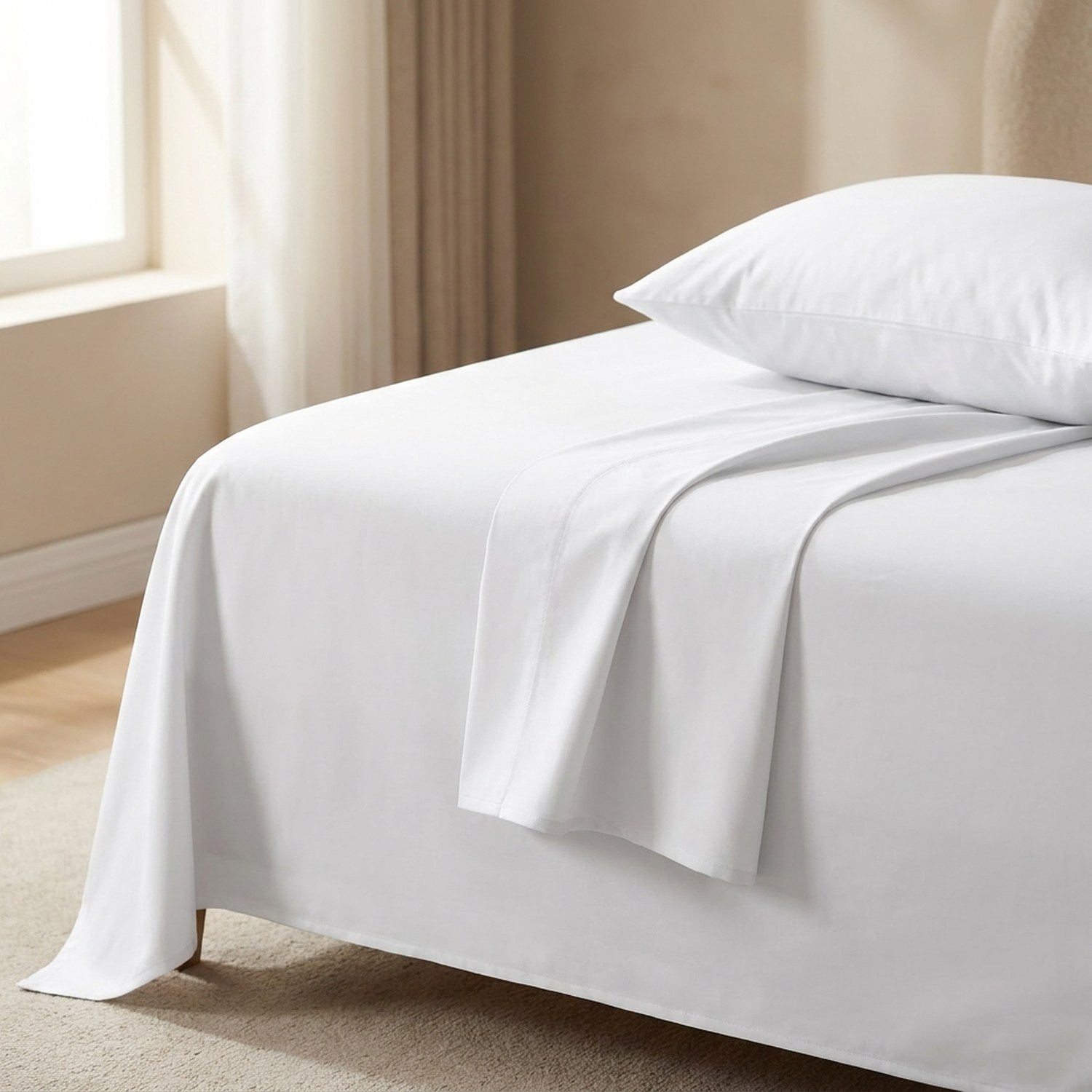 Drap plat blanc en coton égyptien, gros plan sur le lit
