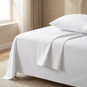 Drap plat blanc en coton égyptien, gros plan sur le lit