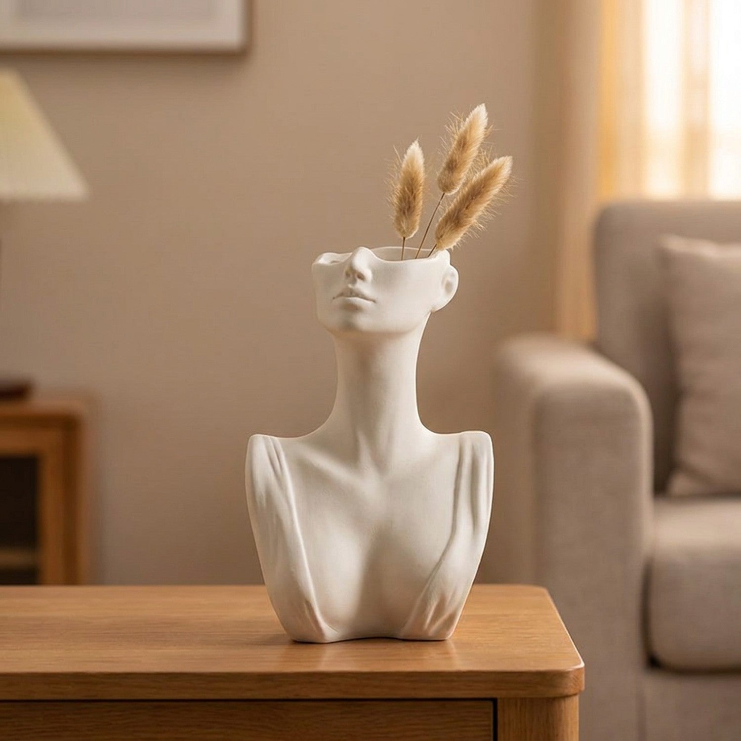 Vase buste de femme de face en céramique blanche avec des pampas
