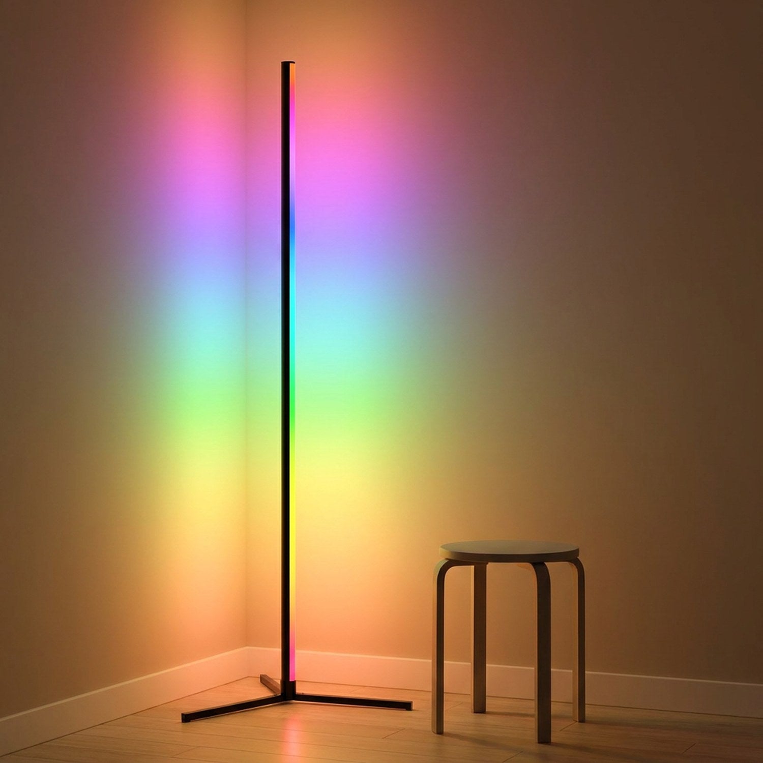Lampadaire d'angle 155cm dégradé arc en ciel près d'un tabouret design