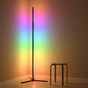 Lampadaire d'angle 155cm dégradé arc en ciel près d'un tabouret design