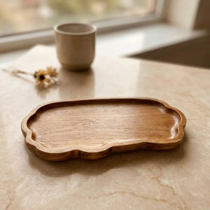 Petit plateau en bois ovale compact de style japonais près d'une fenêtre