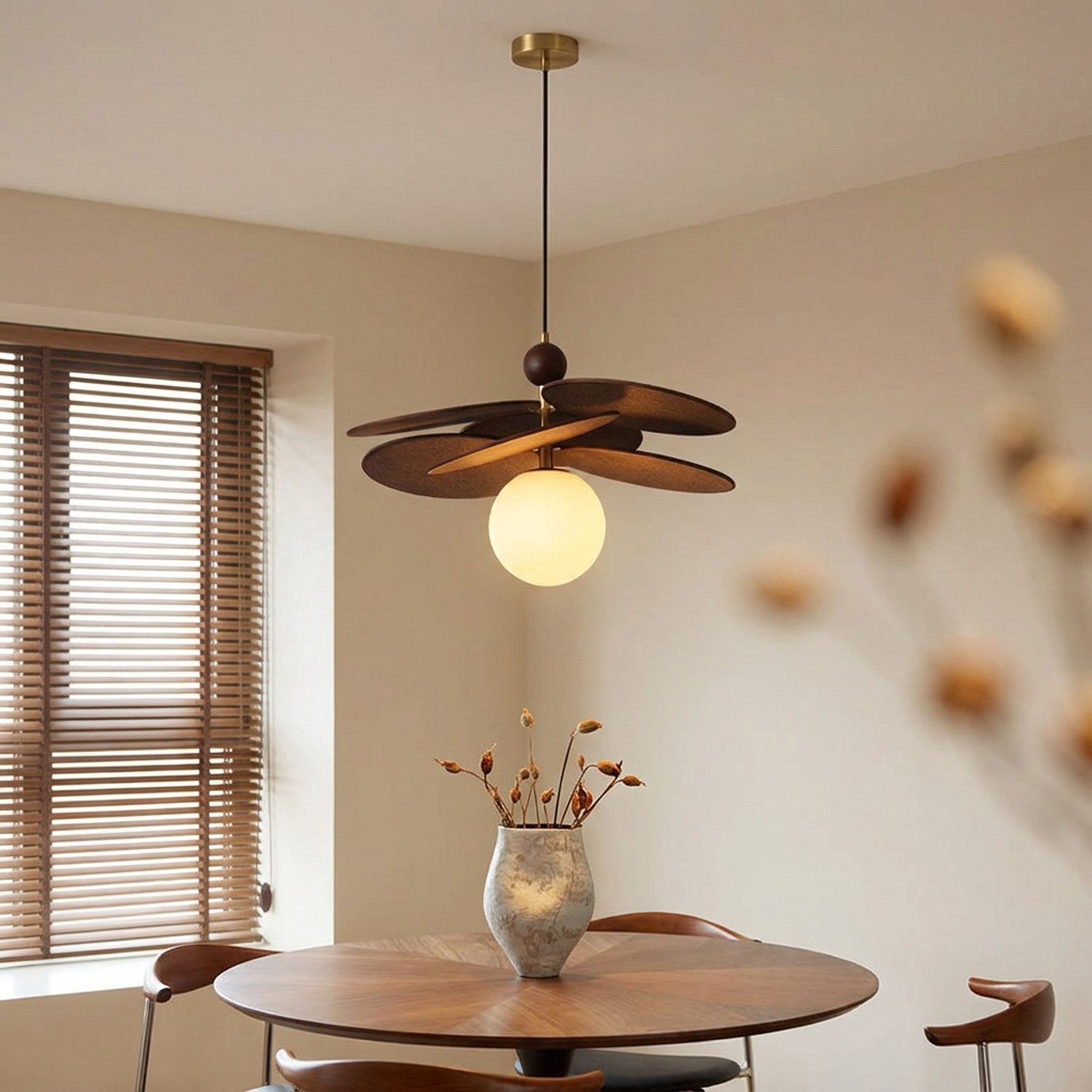 Suspension à pétales version une tête avec un globe en verre opale dans un coin repas