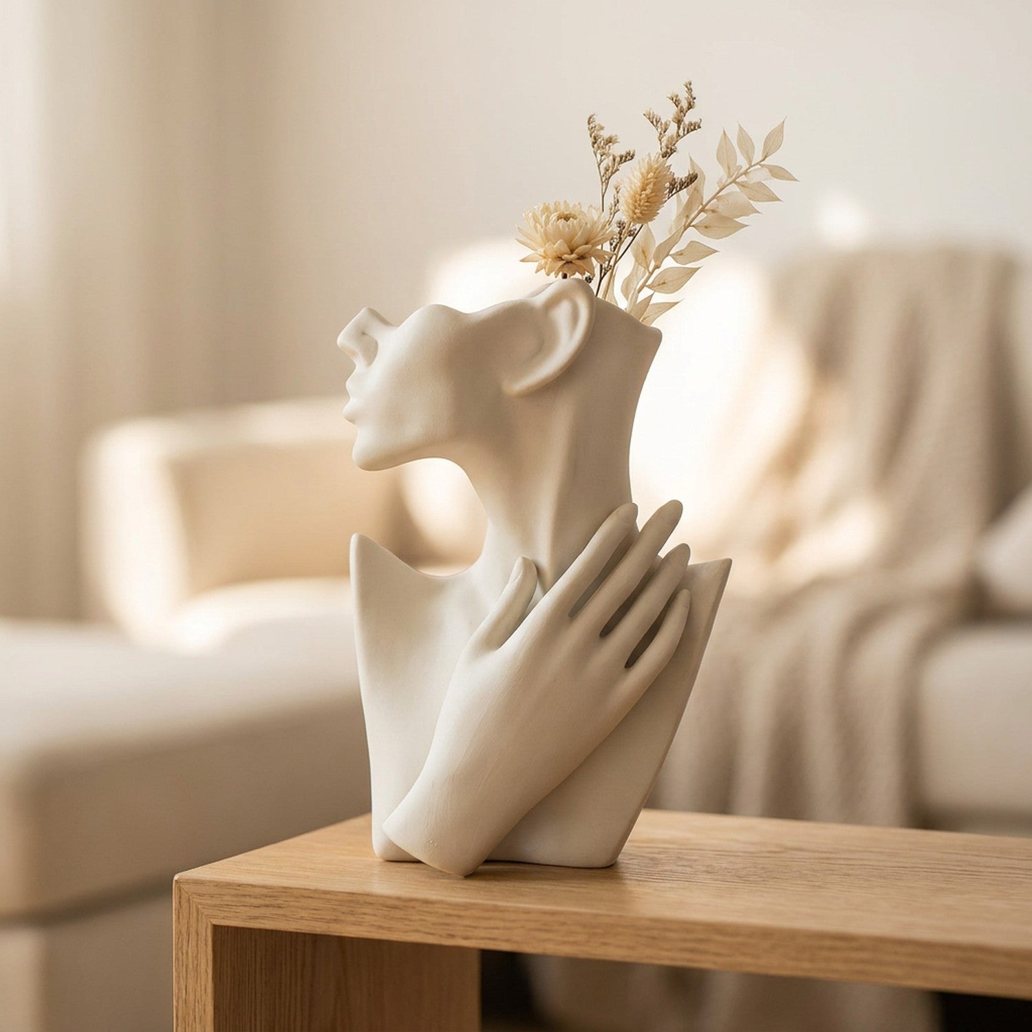 Grand vase visage et main en céramique blanche avec des fleurs séchées