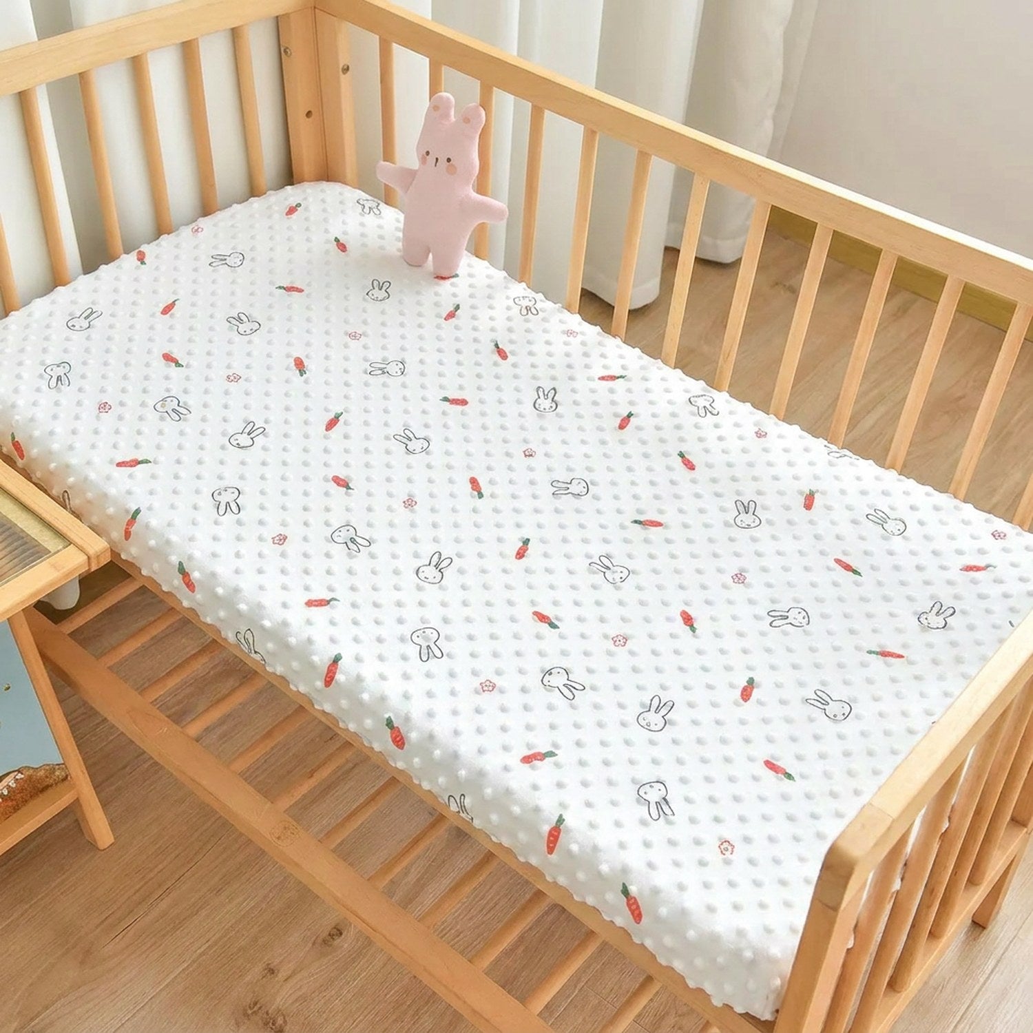 Drap-housse bébé motif lapin et carotte sur tissu à pois