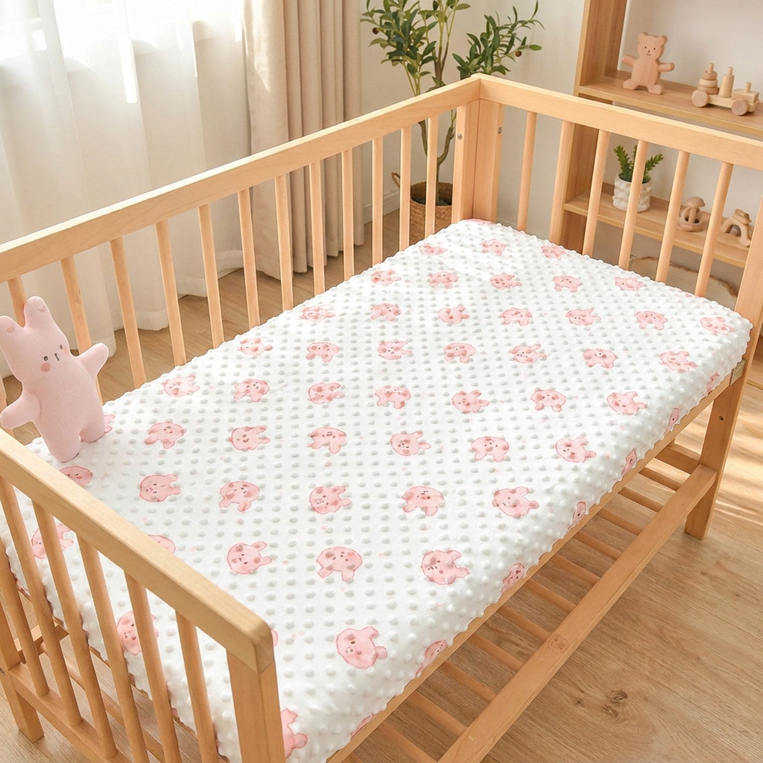 Drap-housse bébé motif petit cochon sur tissu à pois